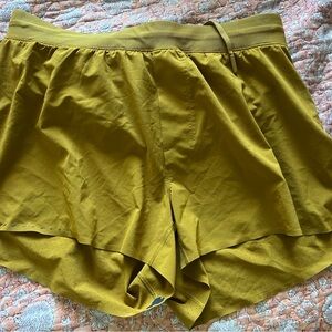 Lululemon mens short running short gold color medium lightly worn